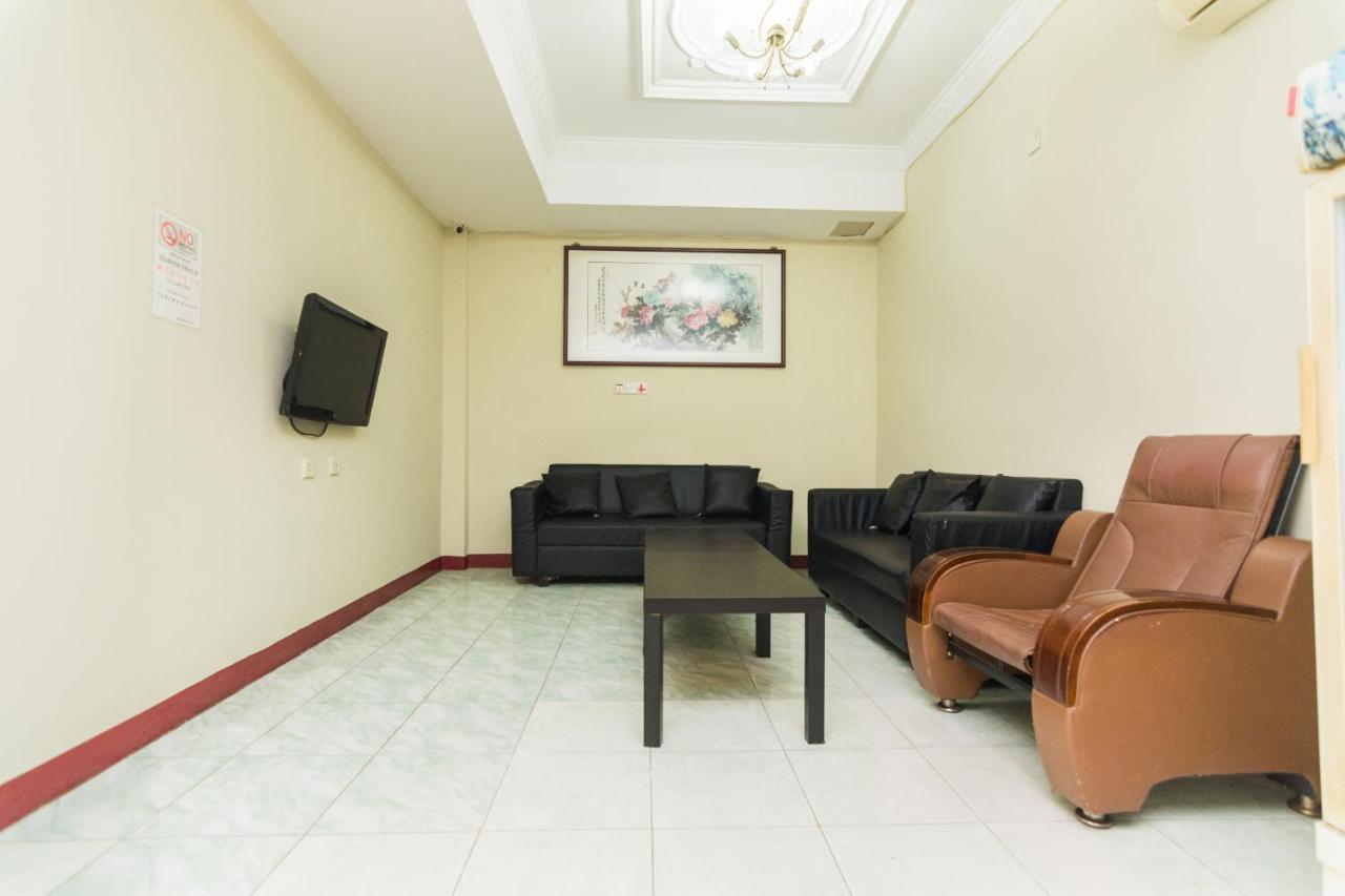 Oyo1703特朗宾唐酒店 Batam 外观 照片